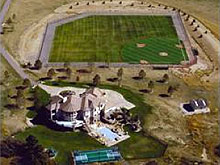 В США на продажу выставили дом, в придачу к которому идет бейсбольный стадион.
