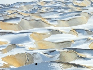 В пустыне Сахара выпал снег.